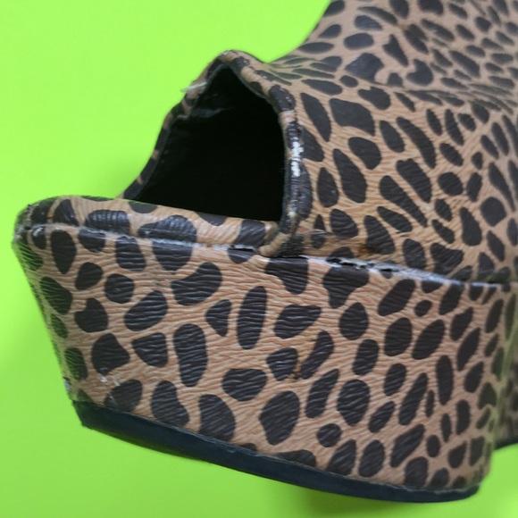 BUMPER Textured Animal Print Zip Wedges - Picture 5 of 8